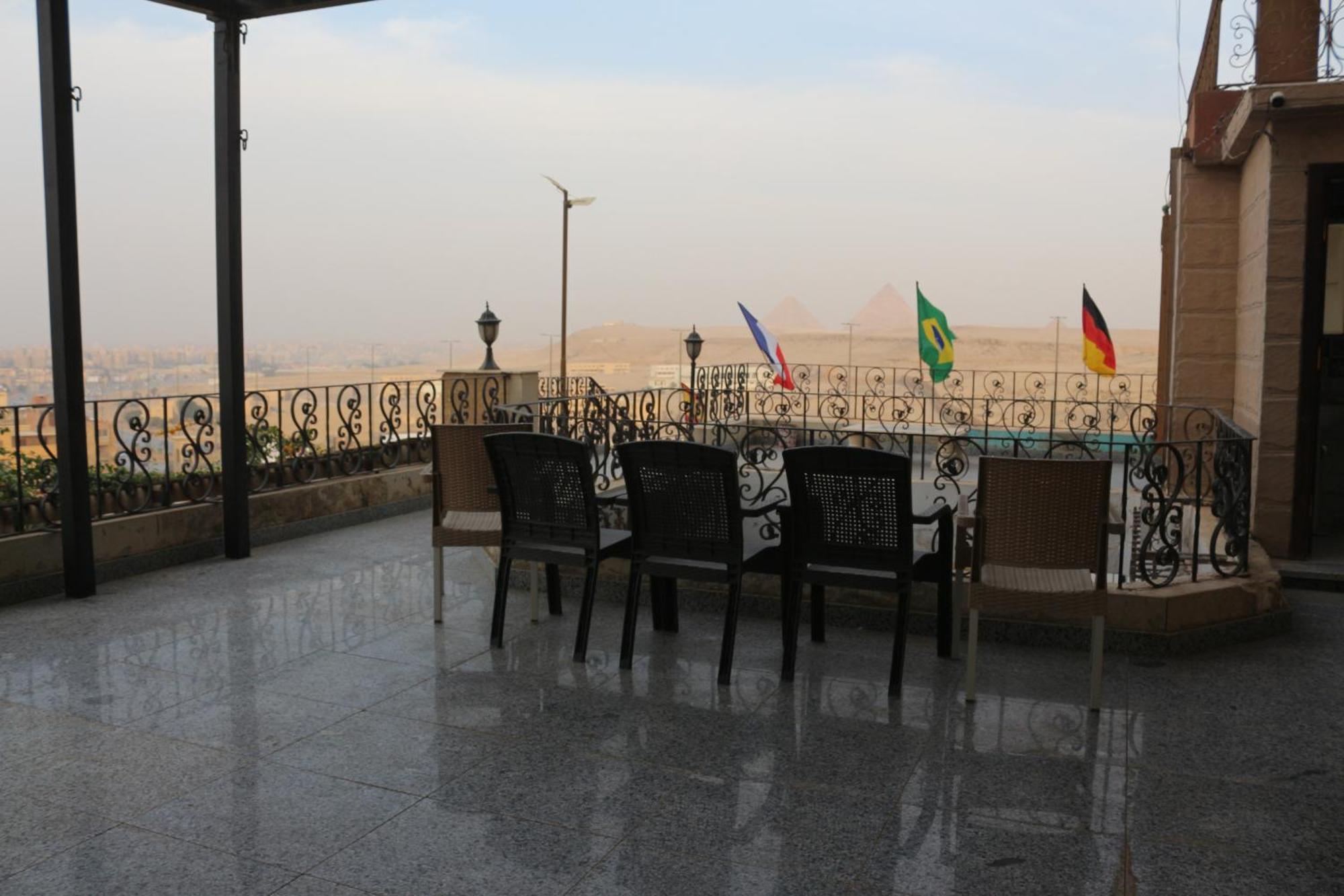 Pyramita Hotel Ghatati エクステリア 写真