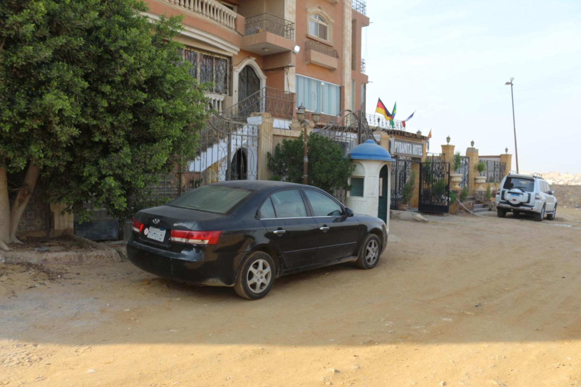 Pyramita Hotel Ghatati エクステリア 写真