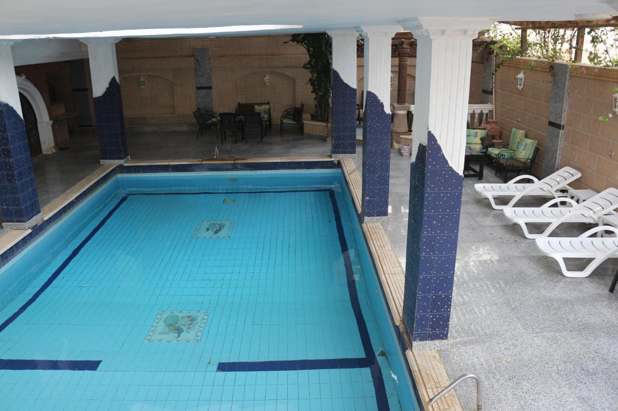 Pyramita Hotel Ghatati エクステリア 写真