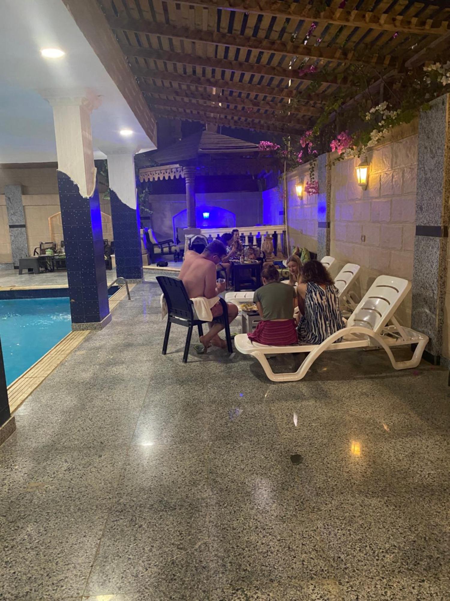 Pyramita Hotel Ghatati エクステリア 写真