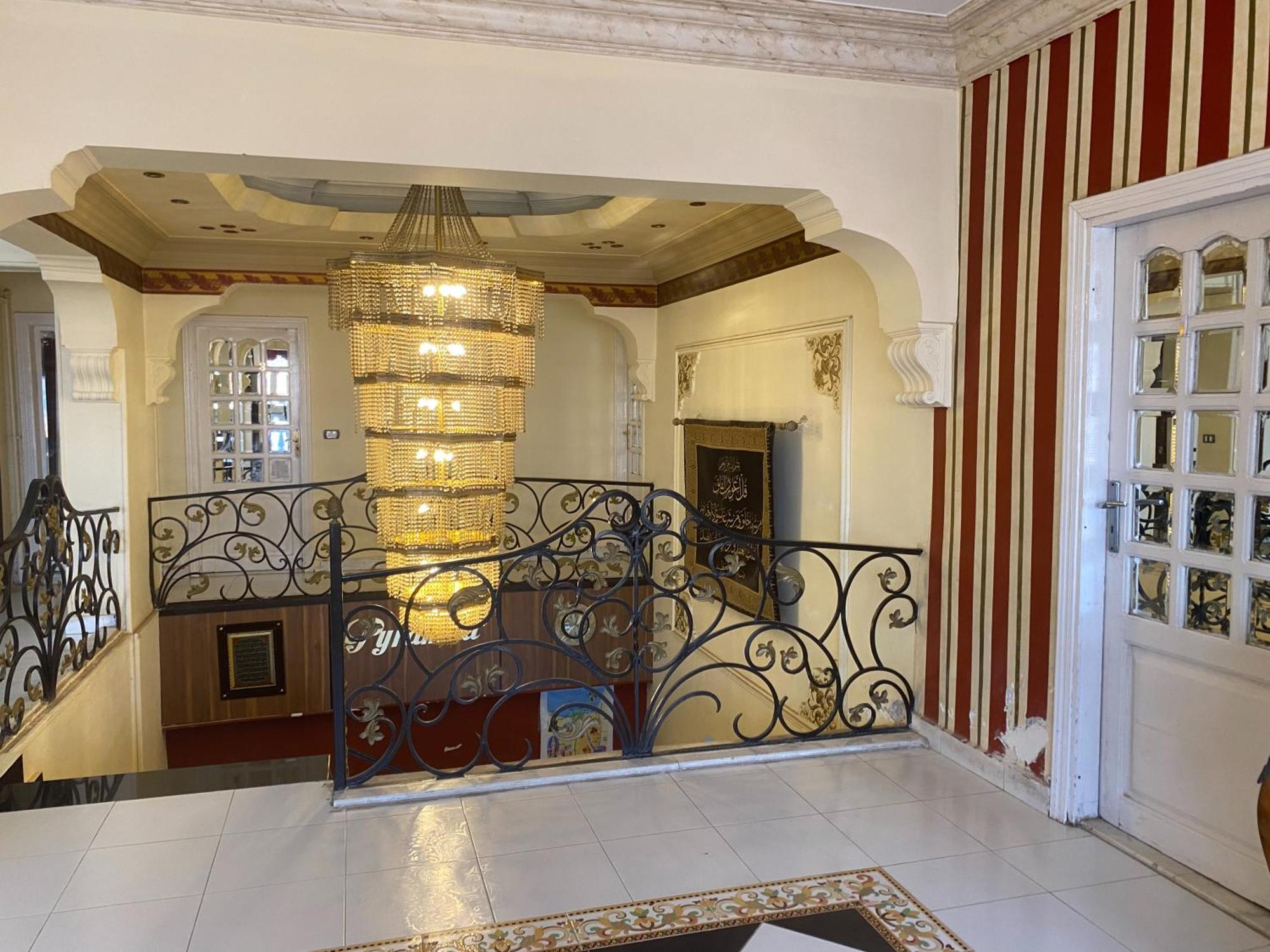 Pyramita Hotel Ghatati エクステリア 写真